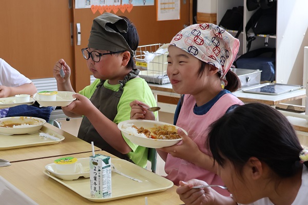 おいしそうに食べる様子