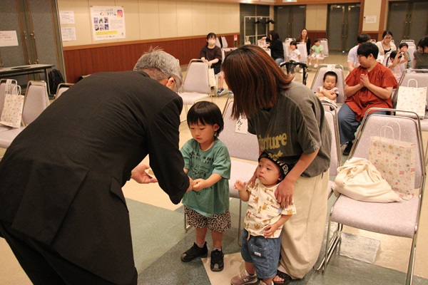 加藤町長による表彰状授与