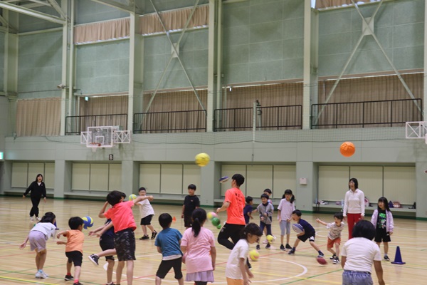 標的に向かってボールを投げている様子