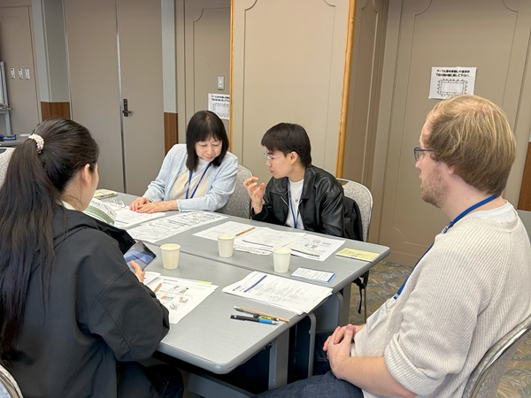外国人と日本人が会話している様子