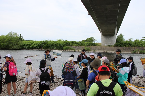 中湧別橋の下で生徒が説明を受けている様子
