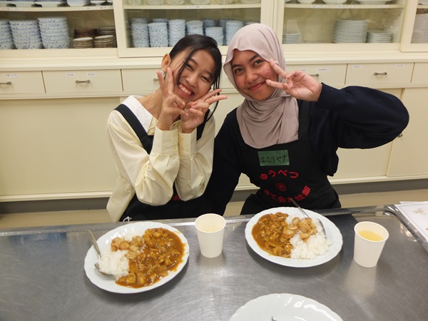 出来上がったカレーと参加者