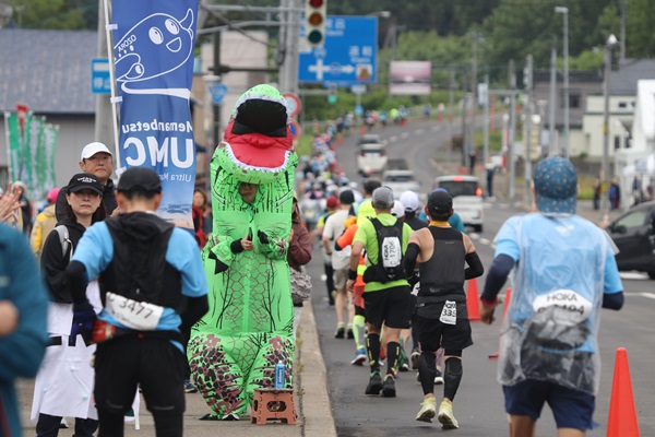 芭露を走るランナー