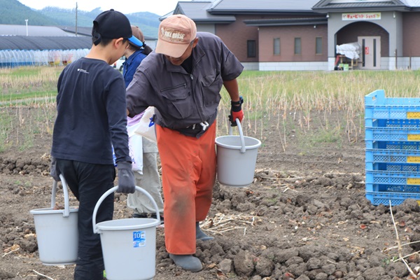 作業員さんと児童