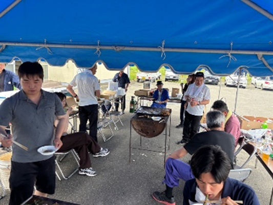 交流会でジンギスカンを囲う様子