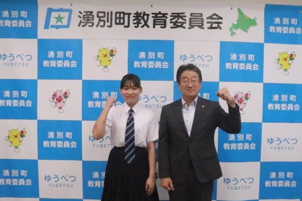 阿部教育長と平形さんが写真を撮っている様子