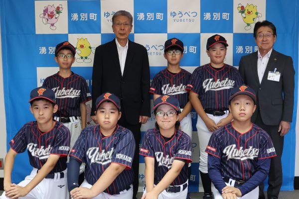 加藤町長、阿部教育長と写真を撮っている様子