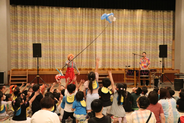 風船アートで会場を盛り上げるピエロ