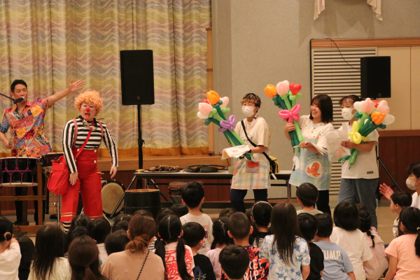 子どもたちを代表してこども園の先生に風船の花束をプレゼント