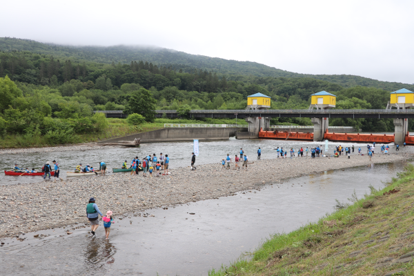 カヌーや釣りを体験する参加者