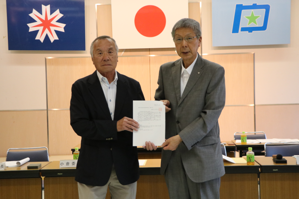 諮問書を手にする牧野委員長と加藤町長