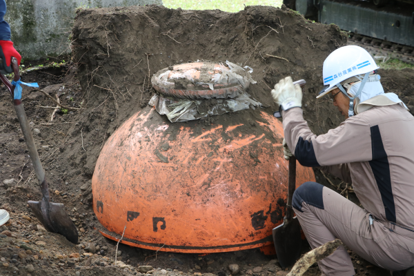 タイムカプセルの掘り起こし作業