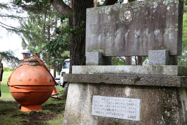 記念碑の横に掘り起こされたタイムカプセル