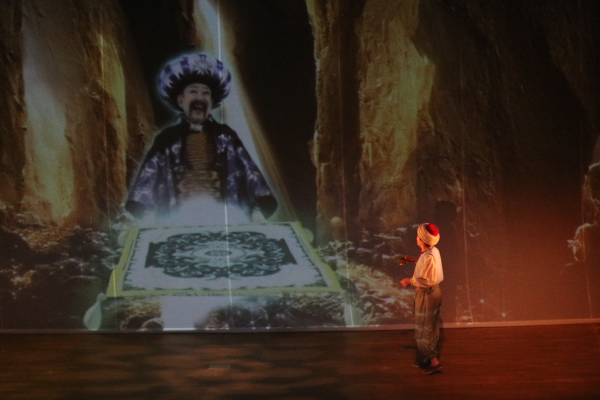 プロジェクションマッピングに映し出されたランプの魔人