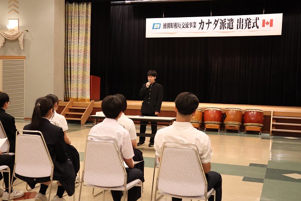 抱負を述べる様子