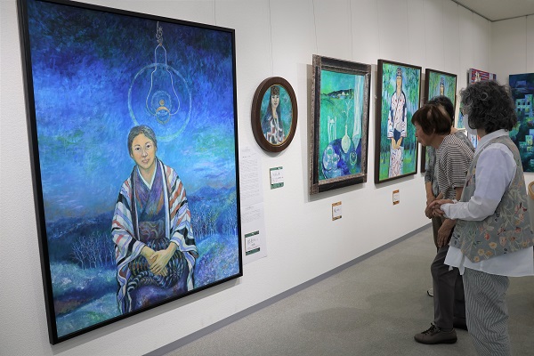 絵画を解説する様子