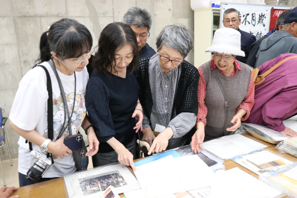 展示された作文を見るさ観覧者